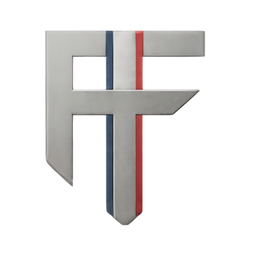 Logo de La Force Française représentant deux lettres F entrecroisées en métal brossé, avec une bande verticale bleu-blanc-rouge évoquant le drapeau français, symbole de force et d'identité nationale.