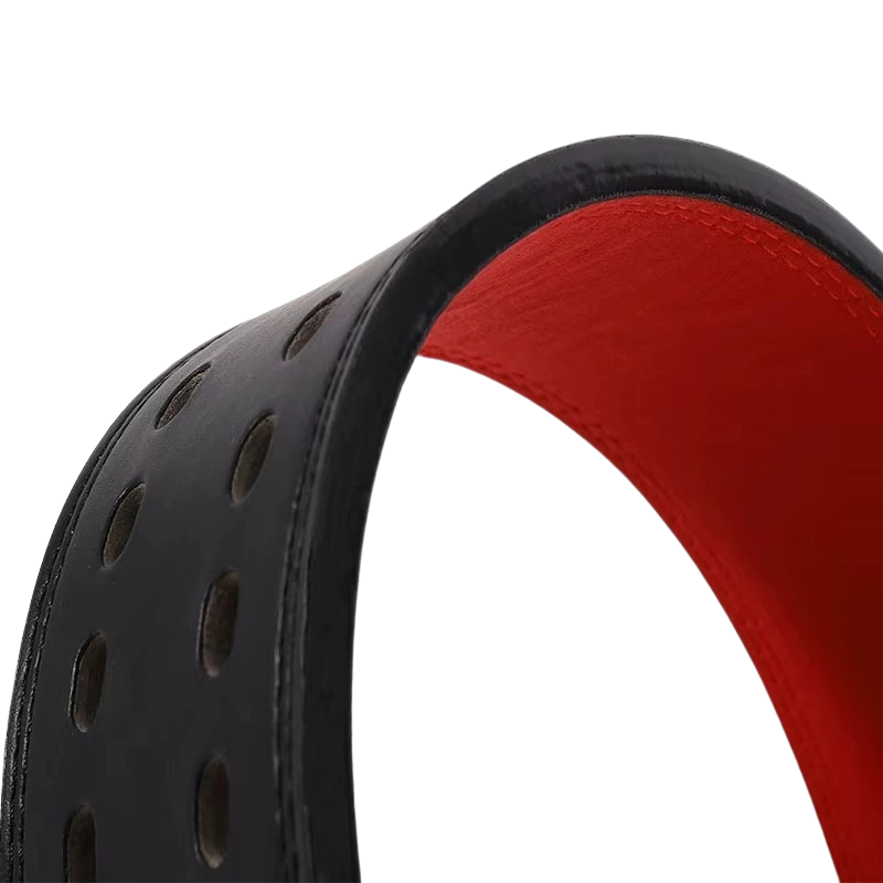 Détail perforations cuir noir et intérieur daim rouge