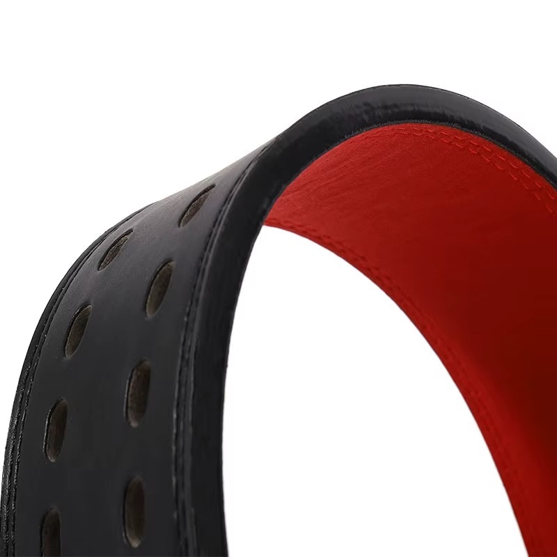 Intérieur rouge de la ceinture avec trous