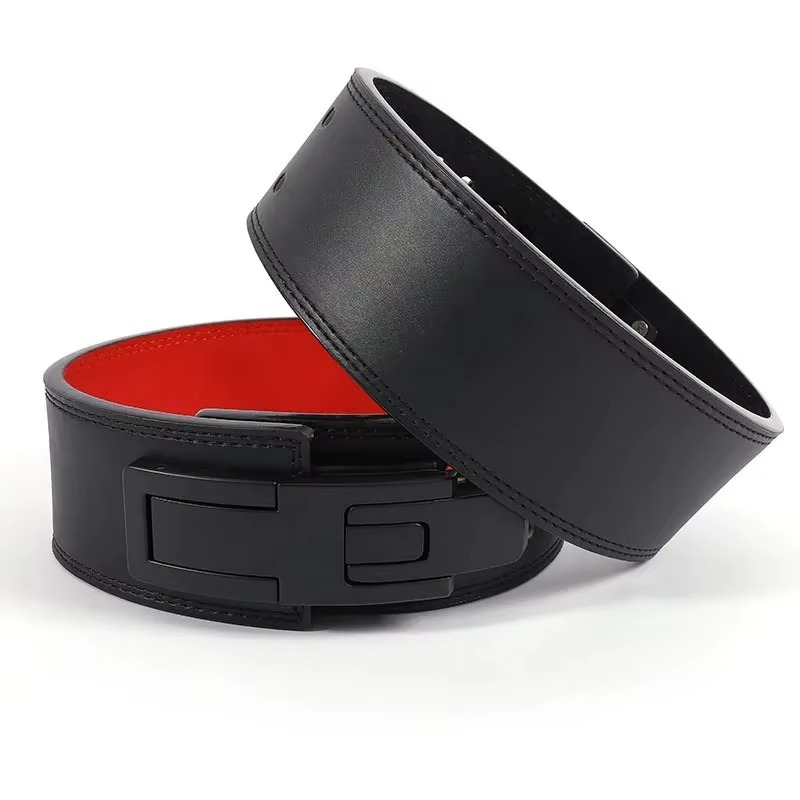 Ceinture vue d'ensemble — cuir noir et intérieur rouge