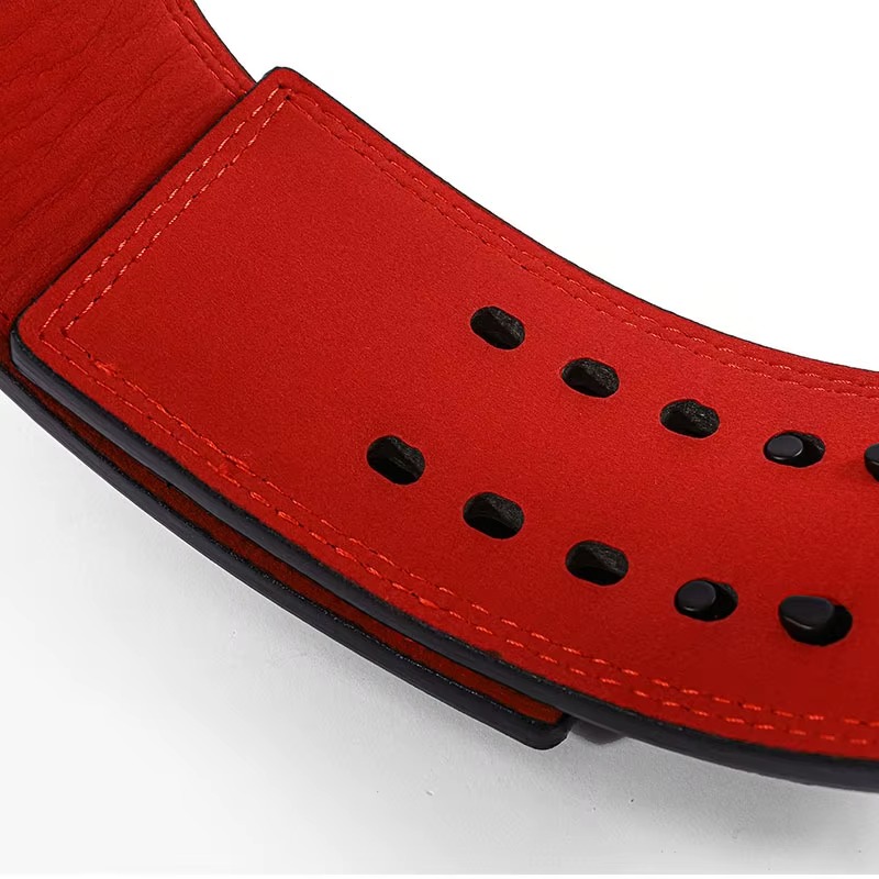 Détail intérieur rouge et trous de réglage