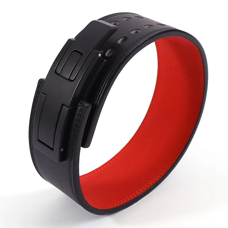 Ceinture avec intérieur rouge visible