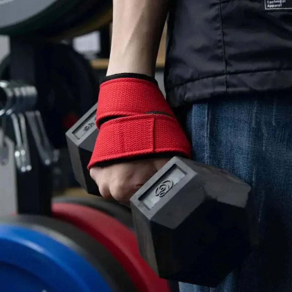 Homme portant un haltère grâce à ses sangles de tirages en huit 